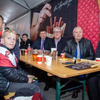 Foto: Kalvītis un Savickis Rīgas 'Dinamo' fanu teltī seko līdzi Latvijas izlasei