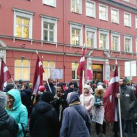 Video: Mediķi un viņu atbalstītāju simti protestē pie Saeimas