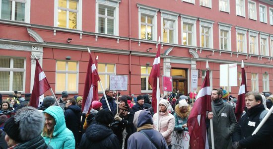 Video: Mediķi un viņu atbalstītāju simti protestē pie Saeimas