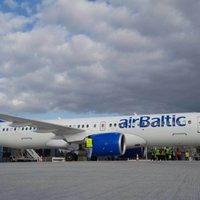 Foto: 'airBaltic' testē jauno 'Bombardier' lidmašīnu