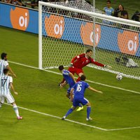 Ātrākais Pasaules kausa 'gols' savos vārtos palīdz Argentīnai pieveikt bosniešus