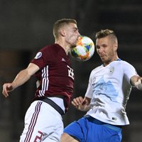 Latvijas futbola izlase savu līdzjutēju priekšā piedzīvo apkaunojošu zaudējumu