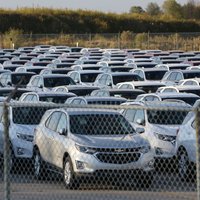 'General Motors' pusvadītāju deficīta dēļ aptur ražošanu uz ilgāku laiku