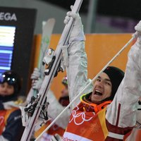 Kanādietis Kingsberijs izcīna zelta medaļu frīstaila slēpošanas mogulā