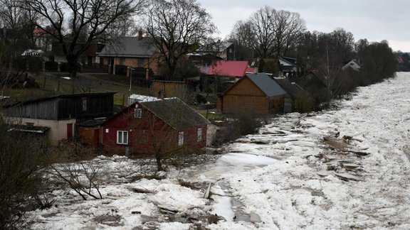 Jēkabpilī turpina applūst jaunas teritorijas - 38