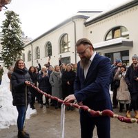 Svinīgi pārgriež Pifa cīsiņu virteni un atklāj rekonstruēto Leļļu teātra ēku