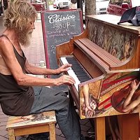 Interneta sensācija: bezpajumtnieks - talantīgs pianists
