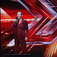 Video: 'X Faktora' žūriju un skatītājus pārsteidz ekstravagantais romantiķis Dmitrijs