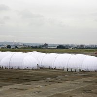 Foto: Futūristiskā 'Solar Impulse' sliktā laika dēļ pēkšņi nolaižas Japānā