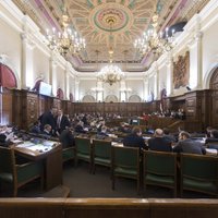 Cīņa par IIN: Saeima noraida 'Saskaņas' priekšlikumu pašvaldībām pārdalīt vairāk