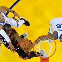 'Raptors' viesos aptur 'punktu mašīnu' Kariju un atgūst vadību NBA finālsērijā