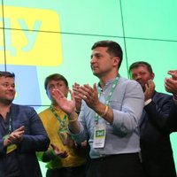 Ukrainas parlamenta vēlēšanās uzvarējusi Zelenska pārstāvētā partija, vēsta aptaujas