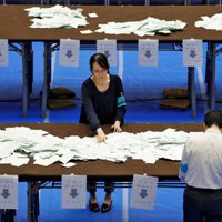 Parlamenta vēlēšanās Japānā uzvar valdošā koalīcija, liecina aptauja