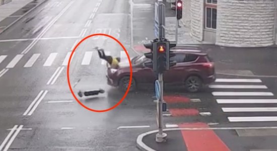 Video: Tallinā automobilis notriec luksoforu ignorējušu skrejriteņa braucēju