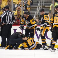 Krosbijs gūst savainojumu; 'Capitals' izcīna pirmo uzvaru sērijā pret 'Penguins'