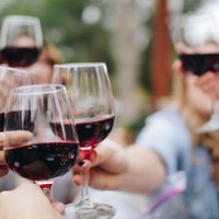 Vai tiešām vīna dzeršana palīdz dzīvot ilgāk? Pierādījumi ir visai 'šķidri'