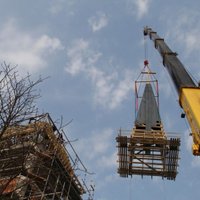 Reportāža: Vērienīgā operācijā katoļu baznīcai Rīgā uzliek 5 tonnas smago torni
