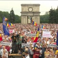 Miljards eiro pazušana – Moldovā tūkstošiem cilvēku pieprasa prezidenta atkāpšanos