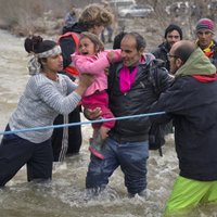 Сотни мигрантов прорвались из Греции в Македонию