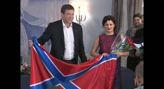 Video: Slavenā operdziedātāja Ņetrebko brāļojas ar Austrumukrainas separātistiem