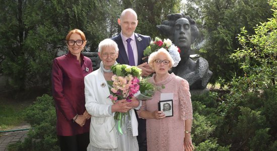 Foto: Pēc divu mēnešu gaidīšanas pasniegtas Teātra dienas balvas