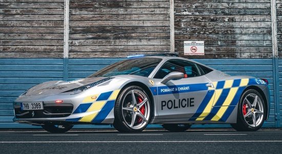 Чешская полиция пополнила автопарк суперкаром Ferrari