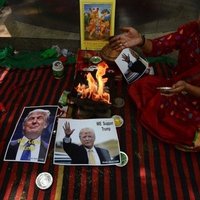 Foto: Indijā hinduistu radikāļi rīko uguns rituālu Trampa uzvarai