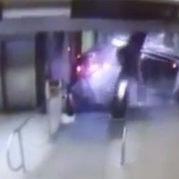Video: Vilciens Čikāgā ietriecas eskalatorā