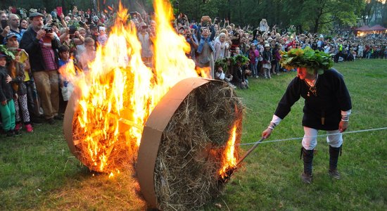 Aculiecinieku kadri: Kā rīdzinieki vasaras saulgriežos lustējās