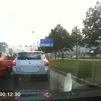Video: Kad auto pazūd bremzes – avārijas situācija Ulbrokas ielā