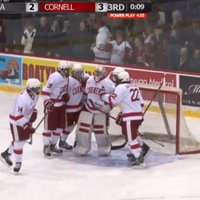 Video: Hokeja vārtsargs komandā debitē ar gūtiem vārtiem