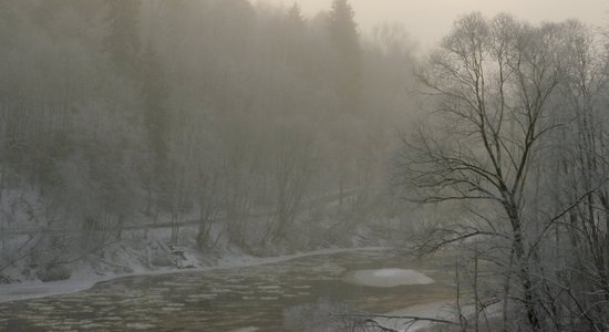 Latvijā upes lēnām sāk aizsalt; vietām iet vižņi