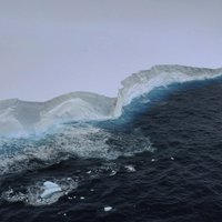 Kā desmit Rīgas. Nofilmēts pasaulē lielākais aisbergs