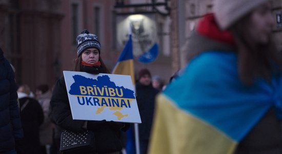 ФОТО. "Путь света для Украины": в Риге несколько сотен человек шествием почтили память жертв войны