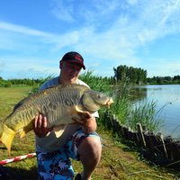 Divi igauņi Latvijā noķer makten lielu zivi