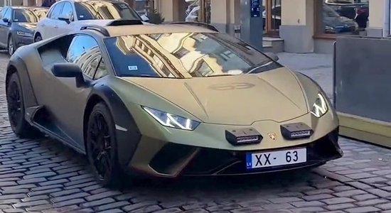 Latvijā reģistrēts apvidus braukšanai pielāgots 'Lamborghini' superauto