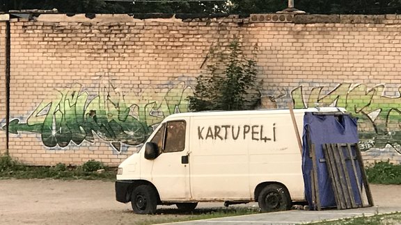 "Cehs.lv": Mūs aizvien var nopirkt, pavicinot gar acīm banānu vai "Jumpravas" koncertu?