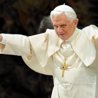 Главой Ватикана может стать "Папа Берлусконский"