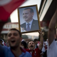 Turcijā par Erdogana apvainošanu arestē aktīvistus