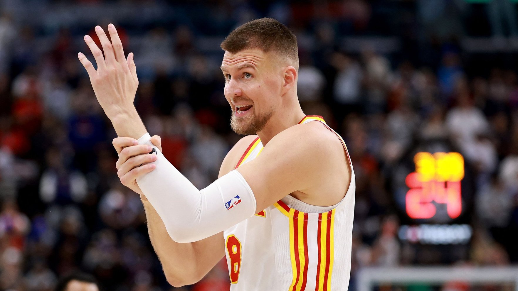 Porziņģis perfekts soda metienos, čehu zvaigznes tālmetienu krusa nodrošina "Hawks" uzvaru