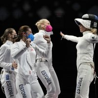 Latviete Tokijā pasniedz olimpiskās zelta medaļas Igaunijas paukotājām