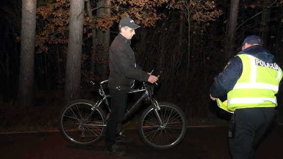 Policijas reids par atstarotājiem - 23