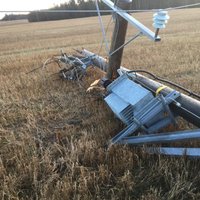 Foto: Speciālisti novērš spēcīgā vēja radītos bojājumus elektrotīklam