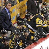 Bļugera pārstāvētā 'Penguins' pagarina līgumu ar galveno treneri Salivanu