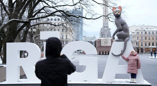 ФОТО, ВИДЕО. В центре Риги появился кот из мультфильма "Поток", с ним можно сфотографироваться