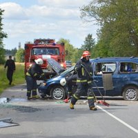 Foto: Uz autoceļa Rīga-Daugavpils vadītājs taranē autobusa pieturu