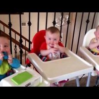 Video: Trīskāršs prieks - trīnīšu smiekli iepriecina māmiņu