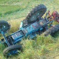 Limbažu novadā, apgāžoties traktoram, iet bojā tā vadītājs