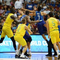 FIBA soda skandalozās Austrālijas-Filipīnu spēles kautiņa dalībniekus un tiesnešus