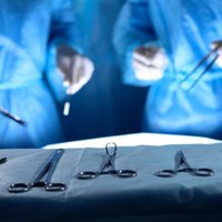Desmit pacientiem radušās komplikācijas pēc kataraktas operācijas Ventspils slimnīcā